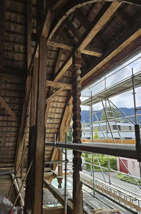 Neues Projekt: Umbau eines historischen Bauernhauses in öffentliche Räume 🛠️  Wir freuen uns, ein spannendes Projekt mit euch zu teilen! Die Zimmerei Hirschi AG ist stolz darauf, ein altes Bauernhaus in eine moderne, öffentliche Nutzung zu überführen. Das Gebäude wird bald als Kita, Mensa und vielseitiger Veranstaltungsort mit Bühne dienen.  Besonders wertvoll ist der Erhalt der wunderschönen, historischen Holzbalken. Der ursprüngliche bäuerliche Bühnencharakter bleibt erhalten, was dem Raum eine unverwech