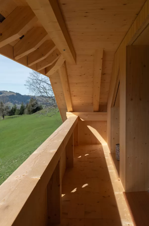 🔨🏡 Sanierung mit Liebe zum Detail – Ein neues Zuhause entsteht!  Ein altes Haus in neuem Glanz – genau das durften wir gemeinsam mit @Zimmerei Hirschi realisieren. ✨ Mit hochwertigem Handwerk, durchdachten Lösungen und viel Herzblut haben wir aus einem in die Jahre gekommenen Gebäude ein modernes, gemütliches Zuhause geschaffen.  💡 Unsere Schwerpunkte bei diesem Projekt: ✅ Nachhaltige Sanierung mit Holzbau ✅ Effiziente Raumgestaltung & natürliche Materialien ✅ Hochwertige Handwerkskunst bis ins kleinste 