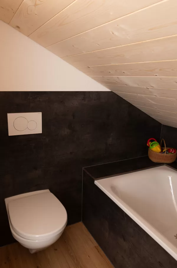 🔨🏡 Sanierung mit Liebe zum Detail – Ein neues Zuhause entsteht!  Ein altes Haus in neuem Glanz – genau das durften wir gemeinsam mit @Zimmerei Hirschi realisieren. ✨ Mit hochwertigem Handwerk, durchdachten Lösungen und viel Herzblut haben wir aus einem in die Jahre gekommenen Gebäude ein modernes, gemütliches Zuhause geschaffen.  💡 Unsere Schwerpunkte bei diesem Projekt: ✅ Nachhaltige Sanierung mit Holzbau ✅ Effiziente Raumgestaltung & natürliche Materialien ✅ Hochwertige Handwerkskunst bis ins kleinste 