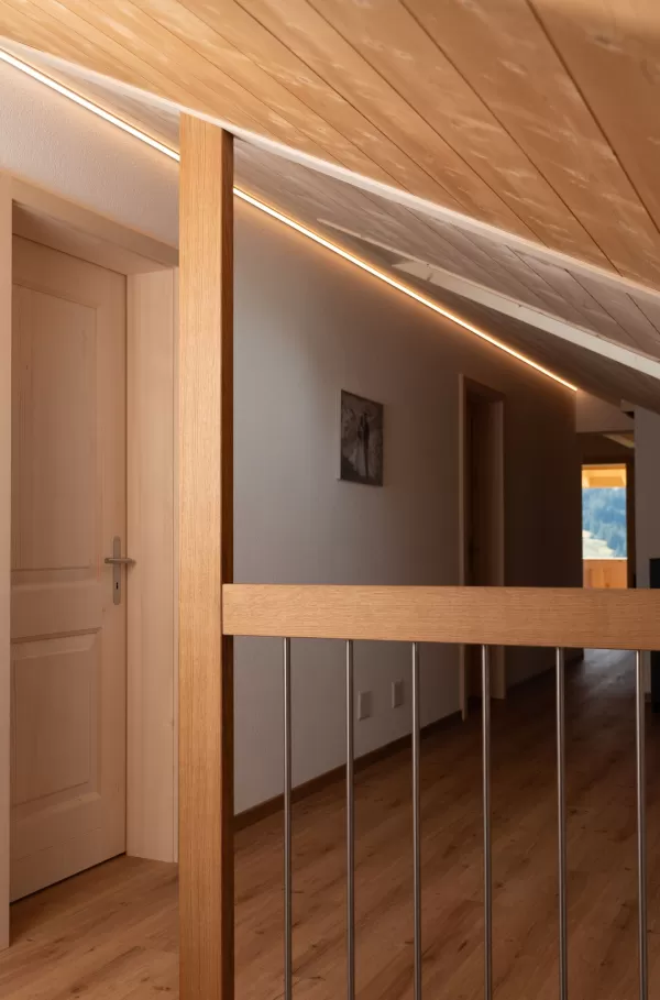 🔨🏡 Sanierung mit Liebe zum Detail – Ein neues Zuhause entsteht!  Ein altes Haus in neuem Glanz – genau das durften wir gemeinsam mit @Zimmerei Hirschi realisieren. ✨ Mit hochwertigem Handwerk, durchdachten Lösungen und viel Herzblut haben wir aus einem in die Jahre gekommenen Gebäude ein modernes, gemütliches Zuhause geschaffen.  💡 Unsere Schwerpunkte bei diesem Projekt: ✅ Nachhaltige Sanierung mit Holzbau ✅ Effiziente Raumgestaltung & natürliche Materialien ✅ Hochwertige Handwerkskunst bis ins kleinste 