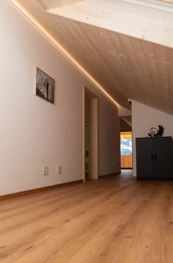 🔨🏡 Sanierung mit Liebe zum Detail – Ein neues Zuhause entsteht!  Ein altes Haus in neuem Glanz – genau das durften wir gemeinsam mit @Zimmerei Hirschi realisieren. ✨ Mit hochwertigem Handwerk, durchdachten Lösungen und viel Herzblut haben wir aus einem in die Jahre gekommenen Gebäude ein modernes, gemütliches Zuhause geschaffen.  💡 Unsere Schwerpunkte bei diesem Projekt: ✅ Nachhaltige Sanierung mit Holzbau ✅ Effiziente Raumgestaltung & natürliche Materialien ✅ Hochwertige Handwerkskunst bis ins kleinste 