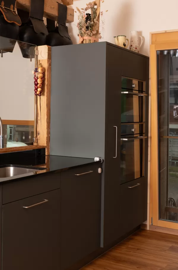  Handwerk mit Weitblick – moderner Holzbau mit Charakter  Bei Zimmerei Hirschi verbinden wir traditionelle Zimmermannskunst mit zeitgemäßem Design und hoher Funktionalität. Unsere aktuellen Projekte zeigen, wie vielseitig und stilvoll Holz im Innenausbau eingesetzt werden kann – vom durchdachten Badezimmer unter der Dachschräge über eine moderne Küche bis hin zu charaktervollen Dachwohnungen.  Was uns ausmacht: ✅ Individuelle Lösungen für Umbau, Neubau und Innenausbau ✅ Nachhaltige Materialien – regional, l