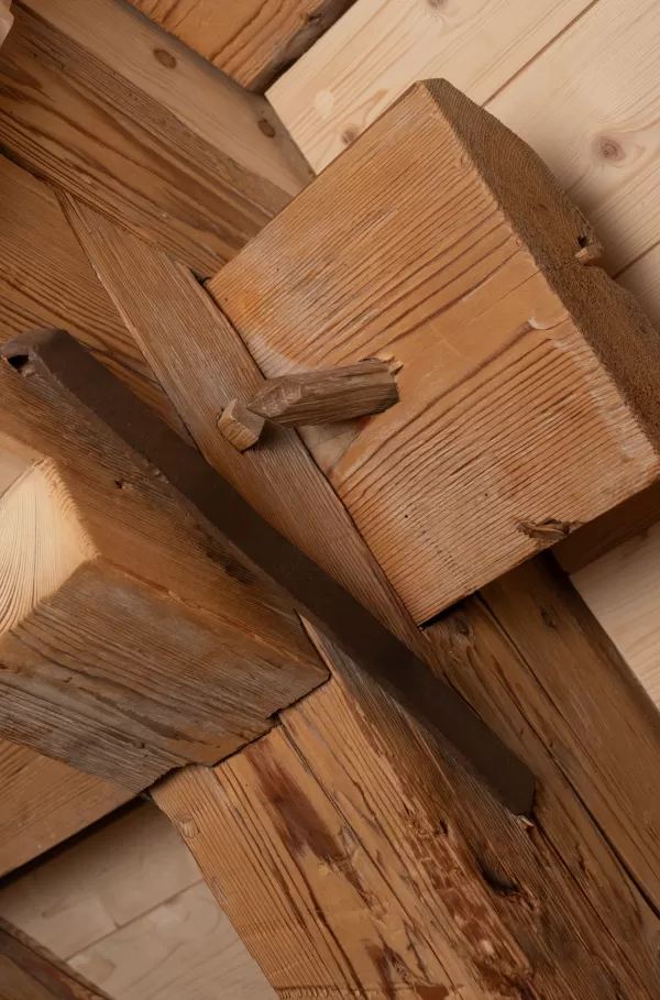  Handwerk mit Weitblick – moderner Holzbau mit Charakter  Bei Zimmerei Hirschi verbinden wir traditionelle Zimmermannskunst mit zeitgemäßem Design und hoher Funktionalität. Unsere aktuellen Projekte zeigen, wie vielseitig und stilvoll Holz im Innenausbau eingesetzt werden kann – vom durchdachten Badezimmer unter der Dachschräge über eine moderne Küche bis hin zu charaktervollen Dachwohnungen.  Was uns ausmacht: ✅ Individuelle Lösungen für Umbau, Neubau und Innenausbau ✅ Nachhaltige Materialien – regional, l