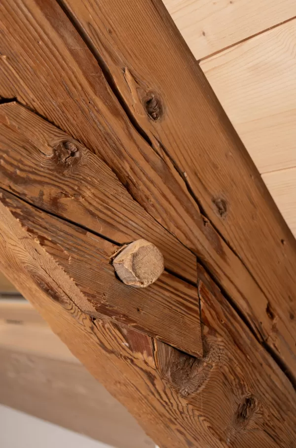  Handwerk mit Weitblick – moderner Holzbau mit Charakter  Bei Zimmerei Hirschi verbinden wir traditionelle Zimmermannskunst mit zeitgemäßem Design und hoher Funktionalität. Unsere aktuellen Projekte zeigen, wie vielseitig und stilvoll Holz im Innenausbau eingesetzt werden kann – vom durchdachten Badezimmer unter der Dachschräge über eine moderne Küche bis hin zu charaktervollen Dachwohnungen.  Was uns ausmacht: ✅ Individuelle Lösungen für Umbau, Neubau und Innenausbau ✅ Nachhaltige Materialien – regional, l