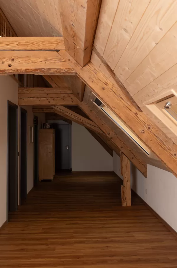  Handwerk mit Weitblick – moderner Holzbau mit Charakter  Bei Zimmerei Hirschi verbinden wir traditionelle Zimmermannskunst mit zeitgemäßem Design und hoher Funktionalität. Unsere aktuellen Projekte zeigen, wie vielseitig und stilvoll Holz im Innenausbau eingesetzt werden kann – vom durchdachten Badezimmer unter der Dachschräge über eine moderne Küche bis hin zu charaktervollen Dachwohnungen.  Was uns ausmacht: ✅ Individuelle Lösungen für Umbau, Neubau und Innenausbau ✅ Nachhaltige Materialien – regional, l