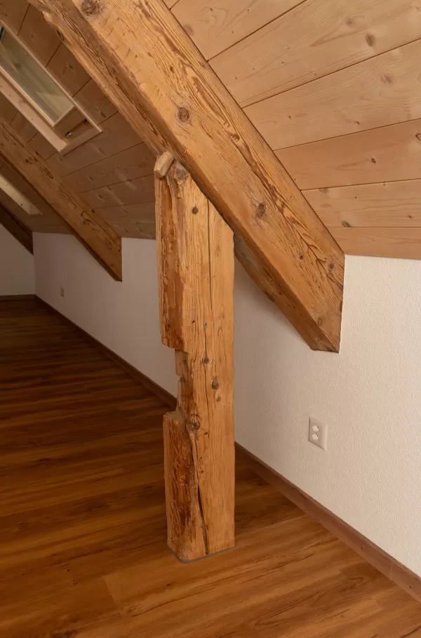  Handwerk mit Weitblick – moderner Holzbau mit Charakter  Bei Zimmerei Hirschi verbinden wir traditionelle Zimmermannskunst mit zeitgemäßem Design und hoher Funktionalität. Unsere aktuellen Projekte zeigen, wie vielseitig und stilvoll Holz im Innenausbau eingesetzt werden kann – vom durchdachten Badezimmer unter der Dachschräge über eine moderne Küche bis hin zu charaktervollen Dachwohnungen.  Was uns ausmacht: ✅ Individuelle Lösungen für Umbau, Neubau und Innenausbau ✅ Nachhaltige Materialien – regional, l