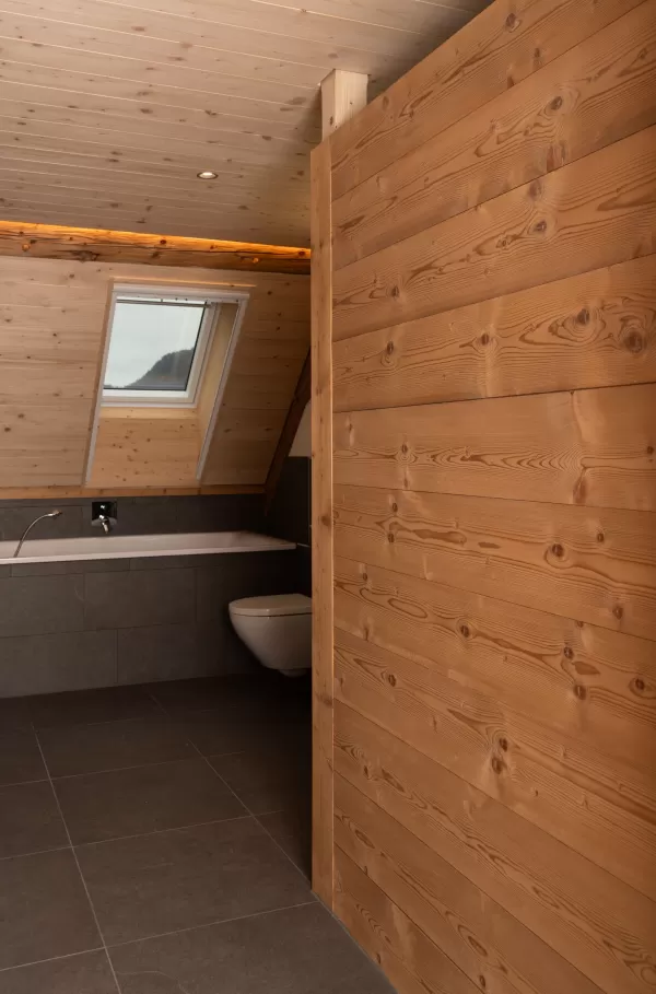  Handwerk mit Weitblick – moderner Holzbau mit Charakter  Bei Zimmerei Hirschi verbinden wir traditionelle Zimmermannskunst mit zeitgemäßem Design und hoher Funktionalität. Unsere aktuellen Projekte zeigen, wie vielseitig und stilvoll Holz im Innenausbau eingesetzt werden kann – vom durchdachten Badezimmer unter der Dachschräge über eine moderne Küche bis hin zu charaktervollen Dachwohnungen.  Was uns ausmacht: ✅ Individuelle Lösungen für Umbau, Neubau und Innenausbau ✅ Nachhaltige Materialien – regional, l