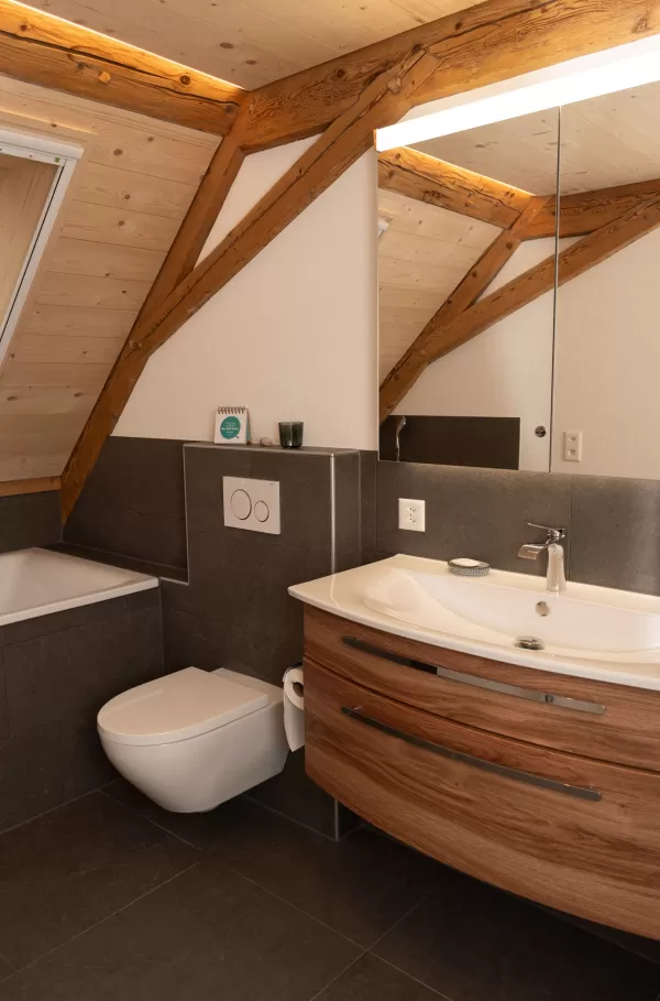  Handwerk mit Weitblick – moderner Holzbau mit Charakter  Bei Zimmerei Hirschi verbinden wir traditionelle Zimmermannskunst mit zeitgemäßem Design und hoher Funktionalität. Unsere aktuellen Projekte zeigen, wie vielseitig und stilvoll Holz im Innenausbau eingesetzt werden kann – vom durchdachten Badezimmer unter der Dachschräge über eine moderne Küche bis hin zu charaktervollen Dachwohnungen.  Was uns ausmacht: ✅ Individuelle Lösungen für Umbau, Neubau und Innenausbau ✅ Nachhaltige Materialien – regional, l