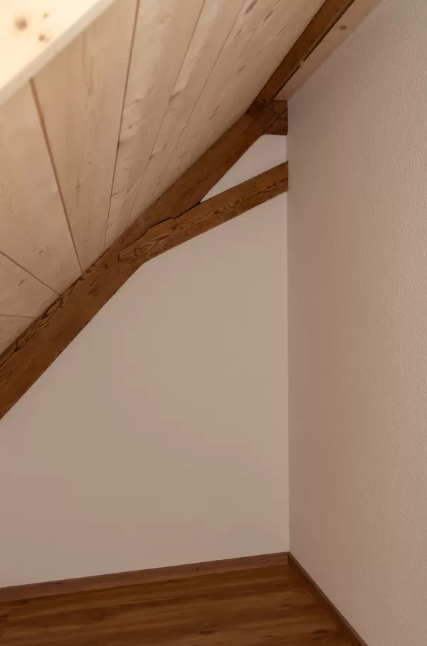  Handwerk mit Weitblick – moderner Holzbau mit Charakter  Bei Zimmerei Hirschi verbinden wir traditionelle Zimmermannskunst mit zeitgemäßem Design und hoher Funktionalität. Unsere aktuellen Projekte zeigen, wie vielseitig und stilvoll Holz im Innenausbau eingesetzt werden kann – vom durchdachten Badezimmer unter der Dachschräge über eine moderne Küche bis hin zu charaktervollen Dachwohnungen.  Was uns ausmacht: ✅ Individuelle Lösungen für Umbau, Neubau und Innenausbau ✅ Nachhaltige Materialien – regional, l