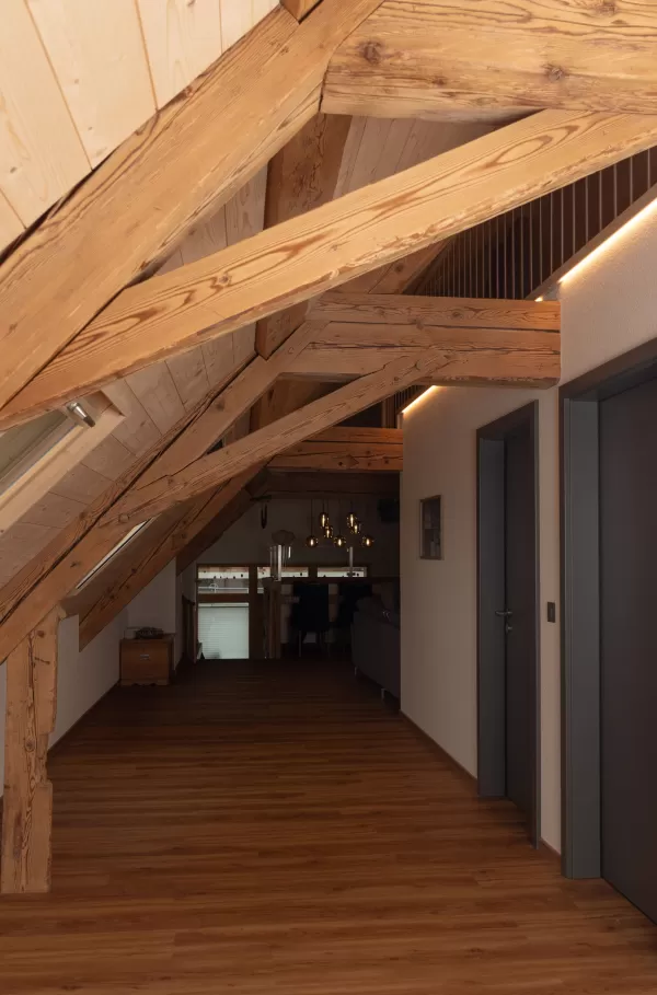  Handwerk mit Weitblick – moderner Holzbau mit Charakter  Bei Zimmerei Hirschi verbinden wir traditionelle Zimmermannskunst mit zeitgemäßem Design und hoher Funktionalität. Unsere aktuellen Projekte zeigen, wie vielseitig und stilvoll Holz im Innenausbau eingesetzt werden kann – vom durchdachten Badezimmer unter der Dachschräge über eine moderne Küche bis hin zu charaktervollen Dachwohnungen.  Was uns ausmacht: ✅ Individuelle Lösungen für Umbau, Neubau und Innenausbau ✅ Nachhaltige Materialien – regional, l