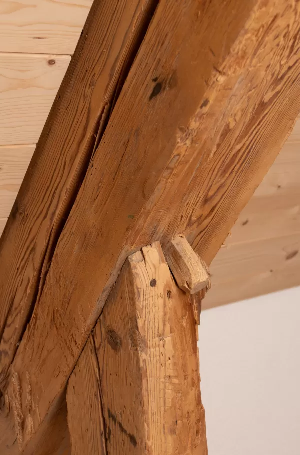  Handwerk mit Weitblick – moderner Holzbau mit Charakter  Bei Zimmerei Hirschi verbinden wir traditionelle Zimmermannskunst mit zeitgemäßem Design und hoher Funktionalität. Unsere aktuellen Projekte zeigen, wie vielseitig und stilvoll Holz im Innenausbau eingesetzt werden kann – vom durchdachten Badezimmer unter der Dachschräge über eine moderne Küche bis hin zu charaktervollen Dachwohnungen.  Was uns ausmacht: ✅ Individuelle Lösungen für Umbau, Neubau und Innenausbau ✅ Nachhaltige Materialien – regional, l