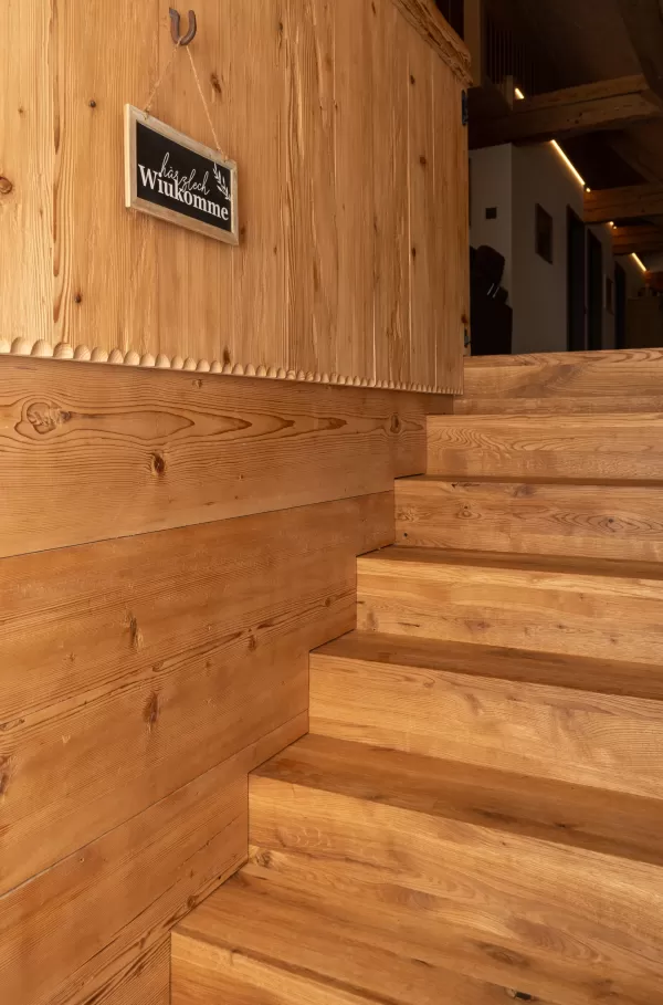  Handwerk mit Weitblick – moderner Holzbau mit Charakter  Bei Zimmerei Hirschi verbinden wir traditionelle Zimmermannskunst mit zeitgemäßem Design und hoher Funktionalität. Unsere aktuellen Projekte zeigen, wie vielseitig und stilvoll Holz im Innenausbau eingesetzt werden kann – vom durchdachten Badezimmer unter der Dachschräge über eine moderne Küche bis hin zu charaktervollen Dachwohnungen.  Was uns ausmacht: ✅ Individuelle Lösungen für Umbau, Neubau und Innenausbau ✅ Nachhaltige Materialien – regional, l