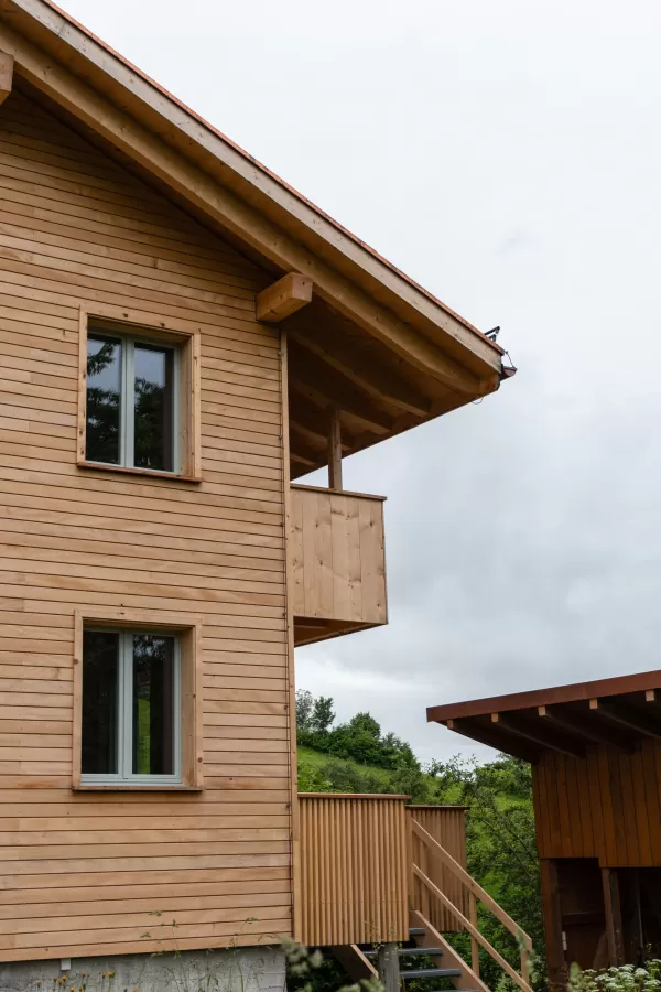 Nachhaltiger Neubau mit ökologischer Holzkonstruktion – Zimmerei Hirschi AG