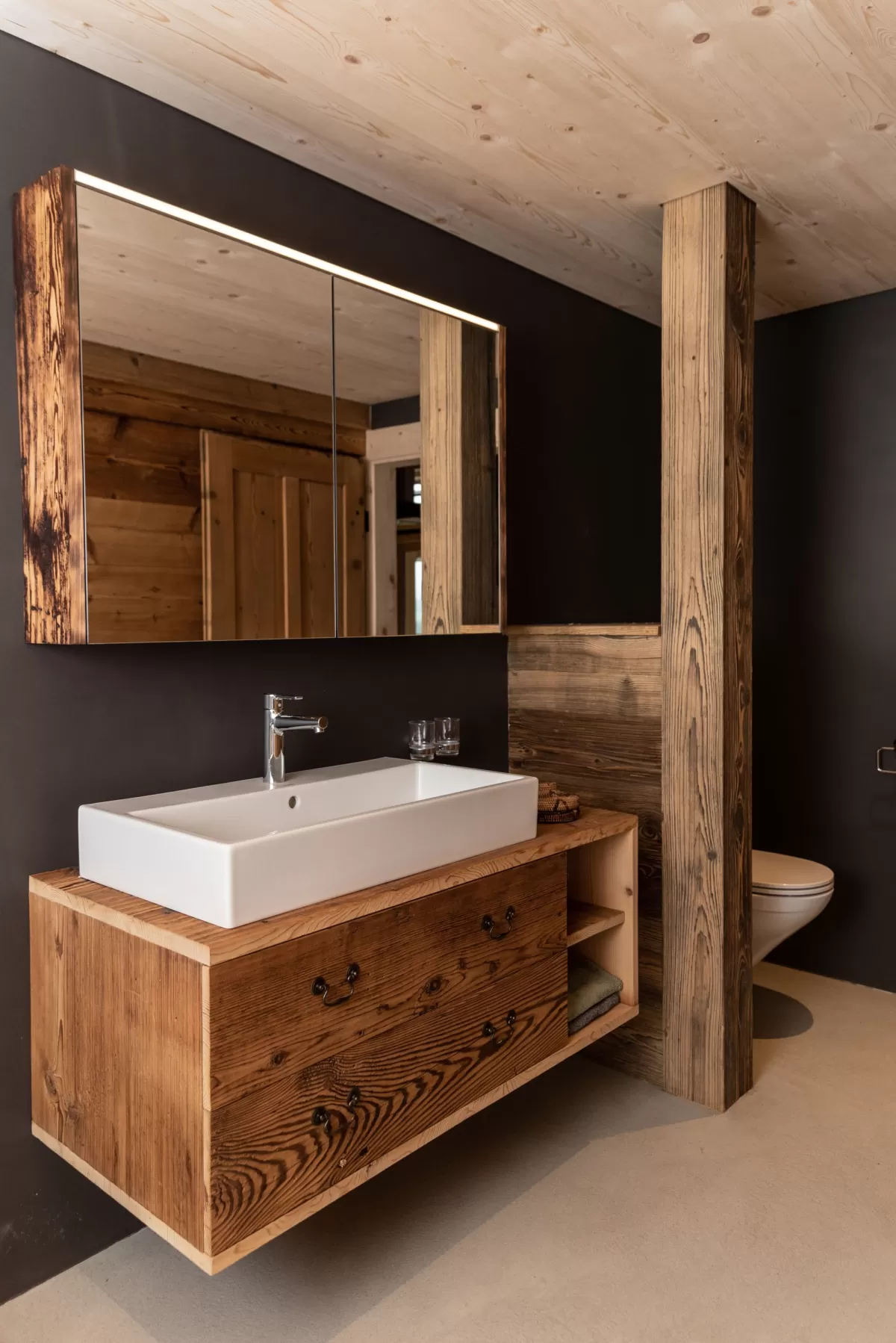 Ein Altbau mit Geschichte und Charakter – wir von der Zimmerei Hirschi AG haben es uns zur Aufgabe gemacht, diese Werte zu bewahren und gleichzeitig modernen Komfort und Stil hinzuzufügen.  Unser aktuelles Projekt zeigt eindrucksvoll, wie Tradition und Innovation Hand in Hand gehen können:      Erhaltung der ursprünglichen Elemente: Die alten Wände und Holzstrukturen wurden behutsam restauriert.     Handwerkskunst: Liebevoll gefertigte Holzarbeiten, die den Charakter des Hauses unterstreichen.     Zeitgemäß