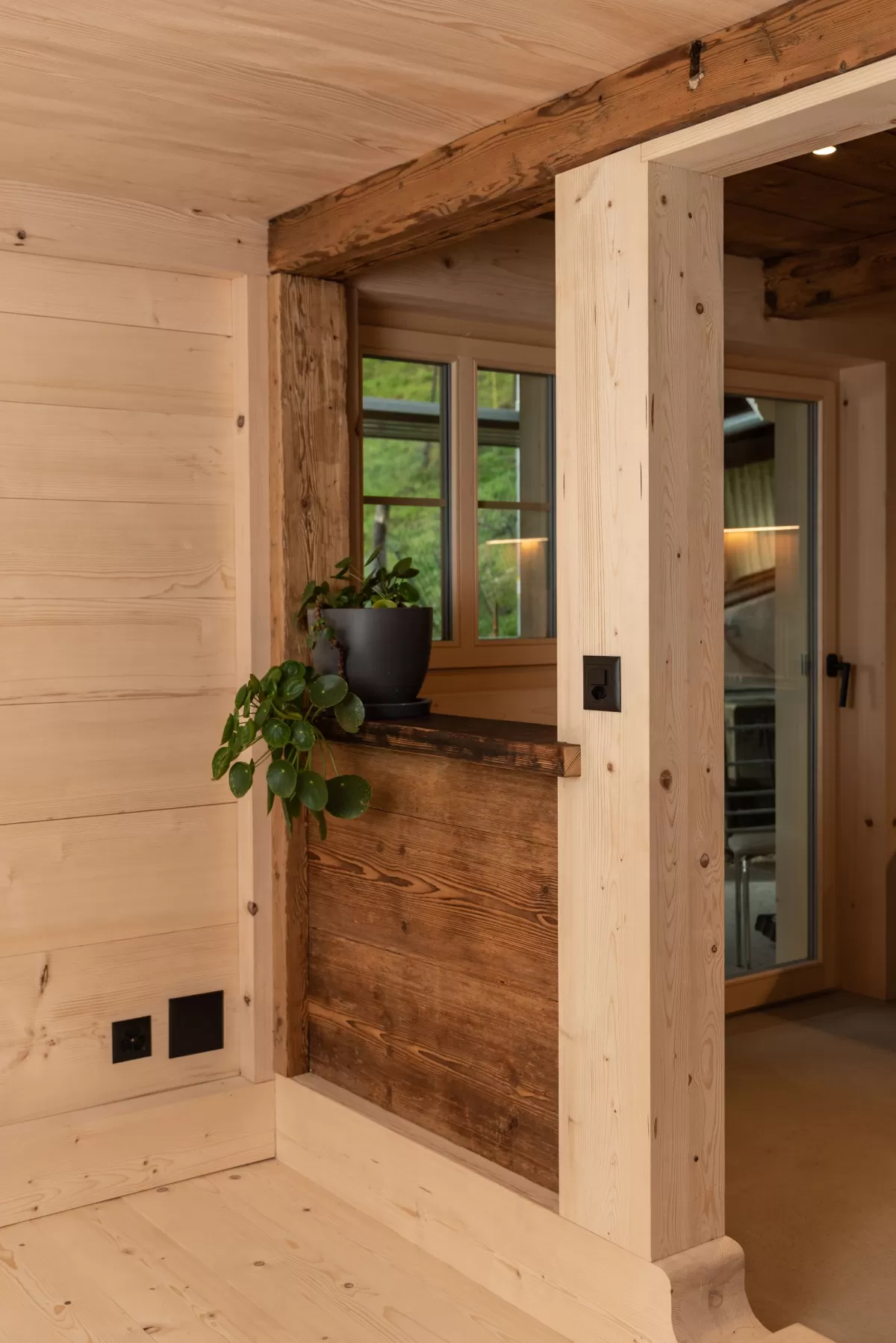 Ein Altbau mit Geschichte und Charakter – wir von der Zimmerei Hirschi AG haben es uns zur Aufgabe gemacht, diese Werte zu bewahren und gleichzeitig modernen Komfort und Stil hinzuzufügen.  Unser aktuelles Projekt zeigt eindrucksvoll, wie Tradition und Innovation Hand in Hand gehen können:      Erhaltung der ursprünglichen Elemente: Die alten Wände und Holzstrukturen wurden behutsam restauriert.     Handwerkskunst: Liebevoll gefertigte Holzarbeiten, die den Charakter des Hauses unterstreichen.     Zeitgemäß