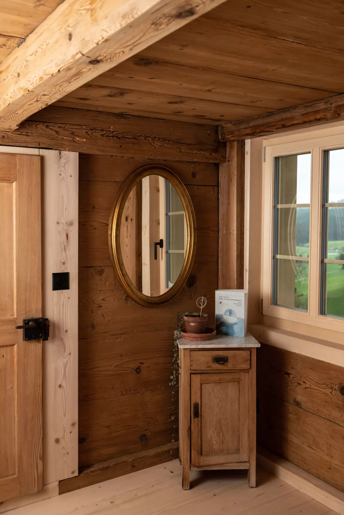 Ein Altbau mit Geschichte und Charakter – wir von der Zimmerei Hirschi AG haben es uns zur Aufgabe gemacht, diese Werte zu bewahren und gleichzeitig modernen Komfort und Stil hinzuzufügen.  Unser aktuelles Projekt zeigt eindrucksvoll, wie Tradition und Innovation Hand in Hand gehen können:      Erhaltung der ursprünglichen Elemente: Die alten Wände und Holzstrukturen wurden behutsam restauriert.     Handwerkskunst: Liebevoll gefertigte Holzarbeiten, die den Charakter des Hauses unterstreichen.     Zeitgemäß