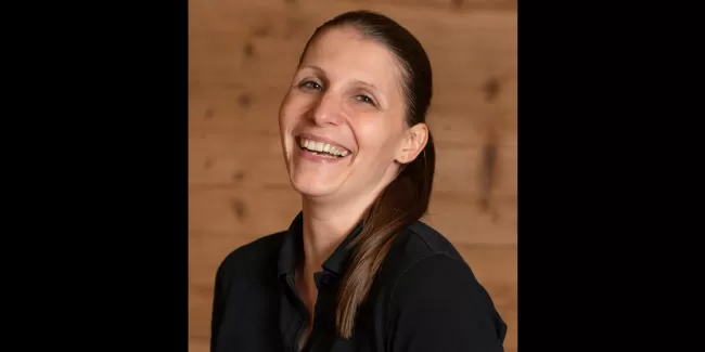Brunner Franziska mit einem schwarzen Zimmerei Hirschi Polo Shirt