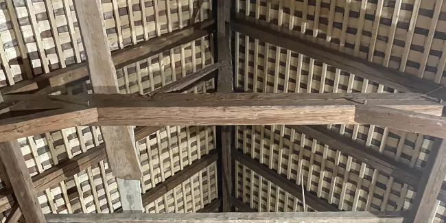   Das Centre Albert Anker schafft einen würdigen Rahmen für das bedeutende Erbe des in der Schweiz wohl bekanntesten Kunstmalers des 19. Jahrhundert.   In enger Zusammenarbeit mit der Stiftung ist über die letzten Jahre die Vision gewachsen und gereift. Daraus sind mehrere Projektteile entstanden:  Für die sichere Aufbewahrung und adäquate Präsentation der Kunst- und Kulturgüter entsteht im Nordostteil des Gartens der Kunstpavillon.   Des Weiteren beinhaltet das Projekt den Einbau von Empfangs- und Vermittl