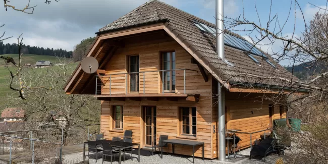 Energetische Fassadensanierung Spätestens wenn die Aussenhülle Ihres Gebäudes erneuert werden muss, sollten Sie die Möglichkeiten einer energetischen Fassadensanierung in Betracht ziehen. Zudem lohnt sich eine moderne Fassadenerneuerung, wenn sich Ihr Gebäude gemäss GEAK in der Energieklasse E oder tiefer befindet. 