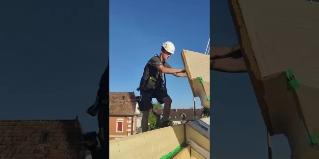Lehrling am Arbeiten auf Dach