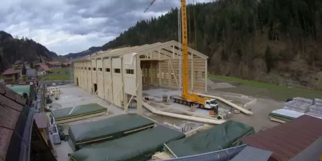 Truberholzhalle im Aufbau mit Kran