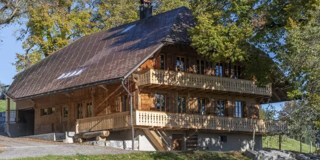 Umbau Bauernhaus in Stauffenalp Röthenbach. Wunderschön kombiniert mit Altholz. Baudienstleistung von der Zimmerei Hirschi in perfektion umgesetzt. Kommunikation unter der Bauherrschaft, den neuen Mieter, die Mitspracherecht hatten und der Zimmerei Hirschi AG war nahezu perfekt. Verbaut wurde auch Schweizer Holz. Hier sehen wir eine Nutzung von der Kreislaufwirtschaft. Alte Materialien werden im neuen Bereich wieder eingesetzt. Dies obwohl wahrscheinlich die Bauherrschaft das Wort Kreislaufwirtschaft