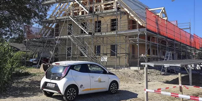 𝗔𝗯𝗯𝗿𝘂𝗰𝗵 𝘂𝗻𝗱 𝗪𝗶𝗲𝗱𝗲𝗿𝗮𝘂𝗳𝗯𝗮𝘂 𝗲𝗶𝗻𝗲𝘀 𝘁𝗿𝗮𝗱𝗶𝘁𝗶𝗼𝗻𝗲𝗹𝗹𝗲𝗻 𝗕𝗮𝘂𝗲𝗿𝗻𝗵𝗮𝘂𝘀𝗲𝘀 𝗮𝘂𝘀 𝗧𝗿𝘂𝗯𝗲𝗿𝗵𝗼𝗹𝘇🪵  Wir sind mitten in der Bauphase eines besonderen Projekts: Der Abbruch und Wiederaufbau eines traditionellen Bauernhauses, aus Truberholz gefertigt. 🌲✨  Mit viel Sorgfalt und Handwerkskunst wird das Gebäude in neuem Glanz erstrahlen. Besonders stolz sind wir darauf, dass Teile des alten Holzes in einem anderen Projekt weiterverwendet wurden – ein echtes Beispiel für