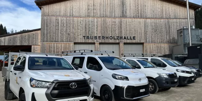 Ein Blick hinter die Kulissen – Ein unvergesslicher Tag bei Zimmerei Hirschi AG!  Unser Besuchstag für Verwandte und Bekannte war ein voller Erfolg! 🎉 Von den Kleinsten bis zu den Großen hatten alle eine fantastische Zeit. Unsere Mitarbeitenden konnten stolz zeigen, woran sie täglich arbeiten und ihre Liebsten durch die Werkstatt, Büros und den Pausenraum führen.  Highlights des Tages: 🔹 Persönliche Führungen durch die Werkstatt 🔹 Ein Kubb-Spiel, das jede Familie selbst herstellen konnte 🔹 Ein Gummihüpf