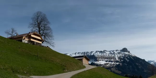 🔨🏡 Sanierung mit Liebe zum Detail – Ein neues Zuhause entsteht!  Ein altes Haus in neuem Glanz – genau das durften wir gemeinsam mit @Zimmerei Hirschi realisieren. ✨ Mit hochwertigem Handwerk, durchdachten Lösungen und viel Herzblut haben wir aus einem in die Jahre gekommenen Gebäude ein modernes, gemütliches Zuhause geschaffen.  💡 Unsere Schwerpunkte bei diesem Projekt: ✅ Nachhaltige Sanierung mit Holzbau ✅ Effiziente Raumgestaltung & natürliche Materialien ✅ Hochwertige Handwerkskunst bis ins kleinste 