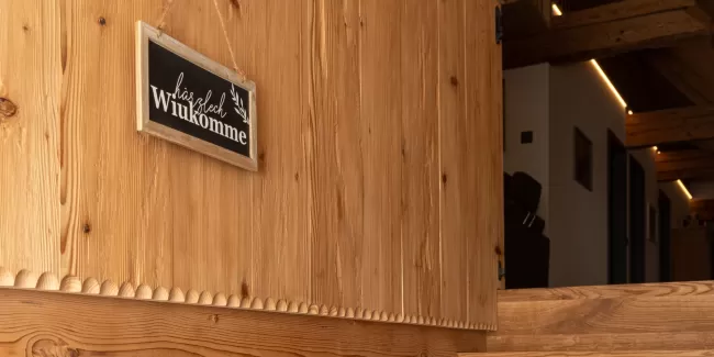  Handwerk mit Weitblick – moderner Holzbau mit Charakter  Bei Zimmerei Hirschi verbinden wir traditionelle Zimmermannskunst mit zeitgemäßem Design und hoher Funktionalität. Unsere aktuellen Projekte zeigen, wie vielseitig und stilvoll Holz im Innenausbau eingesetzt werden kann – vom durchdachten Badezimmer unter der Dachschräge über eine moderne Küche bis hin zu charaktervollen Dachwohnungen.  Was uns ausmacht: ✅ Individuelle Lösungen für Umbau, Neubau und Innenausbau ✅ Nachhaltige Materialien – regional, l