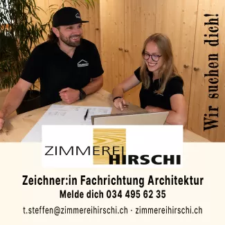 Zwei Mitarbeitende der Zimmerei Hirschi AG – ein Mann mit Kappe und eine Frau mit Brille – sitzen an einem Holztisch und arbeiten gemeinsam an einem Architekturprojekt. Beide lachen und wirken motiviert. Auf dem Tisch liegen Pläne und ein Laptop. Rechts am Bildrand steht „Wir suchen dich!“. Im unteren Bereich wird eine offene Stelle für Zeichner:in Fachrichtung Architektur ausgeschrieben, mit Kontaktinformationen zur Bewerbung.