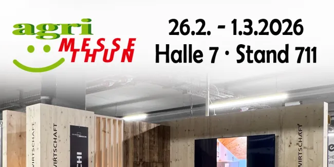Flyer der Zimmerei Hirschi AG zur Teilnahme an der Agri Messe Thun vom 26. Februar bis 1. März 2026 in Halle 7, Stand 711. Abgebildet ist ein Holz-Messestand mit massiven Holzelementen, einer rustikalen Tür und einem Bildschirm. Der Slogan ‚Planen & Bauen in der Landwirtschaft‘ ist mehrfach sichtbar. Unten steht: ‚Wir freuen uns auf euren Besuch!