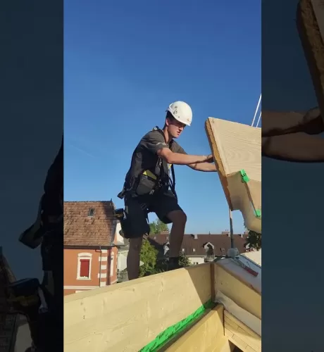 Lehrling am Arbeiten auf Dach
