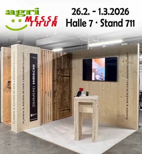 Flyer der Zimmerei Hirschi AG zur Teilnahme an der Agri Messe Thun vom 26. Februar bis 1. März 2026 in Halle 7, Stand 711. Abgebildet ist ein Holz-Messestand mit massiven Holzelementen, einer rustikalen Tür und einem Bildschirm. Der Slogan ‚Planen & Bauen in der Landwirtschaft‘ ist mehrfach sichtbar. Unten steht: ‚Wir freuen uns auf euren Besuch!