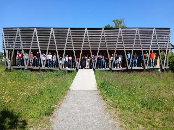 Wenn der Teamausflug ins eigene Gebäude führt. Letzten Freitag besuchte unser Team der Zimmerei Hirschi das Centre Albert Anker — und das neue Gebäude dort haben wir selbst als Truberholz hergestellt. Ein besonderes Gefühl, mit dem ganzen Team durch eine Tür zu gehen, die man selbst gebaut hat. Nach der Führung liessen wir den Abend beim Grillieren ausklingen. Kein Programm, kein Stress — einfach Zeit füreinander. Genau das stärkt ein Team. Danke an alle, die dabei waren. Und an jeden, der täglich mit Herzb