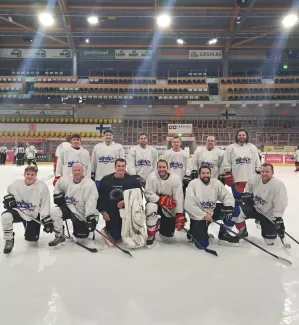 Mitarbeiter von der Zimmerei Hirschi am Firmen Hockey Turnier in Langnau i.E.