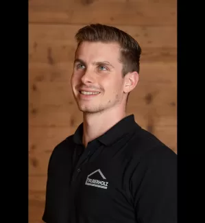 Adrian Burkhalter mit einem Schwarzen Truberholz Poloshirt