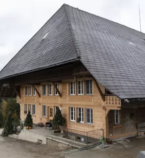 Wir freuen uns, unser neuestes Projekt mit euch zu teilen: die Sanierung des Wohnteils eines wunderschönen alten Bauernhauses. Mit viel Liebe zum Detail haben wir alte Materialien restauriert und wiederverwendet, um den einzigartigen Charme dieses Hauses zu bewahren und gleichzeitig modernen Wohnkomfort zu schaffen. 🔨 Unsere Philosophie: Nachhaltigkeit und Tradition stehen bei uns im Mittelpunkt. Altes bewahren und mit neuen, hochwertigen Materialien kombinieren – so schaffen wir einzigartige Wohnräume