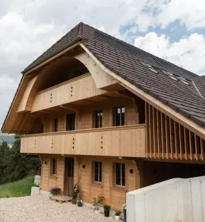 𝗦𝗮𝗻𝗶𝗲𝗿𝘂𝗻𝗴 𝗲𝗿𝗳𝗼𝗹𝗴𝗿𝗲𝗶𝗰𝗵 𝗮𝗯𝗴𝗲𝘀𝗰𝗵𝗹𝗼𝘀𝘀𝗲𝗻!  Wir sind stolz, die Sanierung dieses wunderschönen Wohnhauses erfolgreich abgeschlossen zu haben! ✨ Mit viel Liebe zum Detail und handwerklicher Präzision hat unser Team der 𝗭𝗶𝗺𝗺𝗲𝗿𝗲𝗶 𝗛𝗶𝗿𝘀𝗰𝗵𝗶 𝗔𝗚 das Haus von Grund auf modernisiert – von der Fassade bis zum Dach!  Das Ergebnis: Mehr Wohnkomfort, eine energieeffiziente Struktur und ein frischer Look, der sich sehen lassen kann!