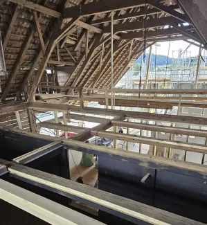 Neues Projekt: Umbau eines historischen Bauernhauses in öffentliche Räume 🛠️  Wir freuen uns, ein spannendes Projekt mit euch zu teilen! Die Zimmerei Hirschi AG ist stolz darauf, ein altes Bauernhaus in eine moderne, öffentliche Nutzung zu überführen. Das Gebäude wird bald als Kita, Mensa und vielseitiger Veranstaltungsort mit Bühne dienen.  Besonders wertvoll ist der Erhalt der wunderschönen, historischen Holzbalken. Der ursprüngliche bäuerliche Bühnencharakter bleibt erhalten, was dem Raum eine unverwech