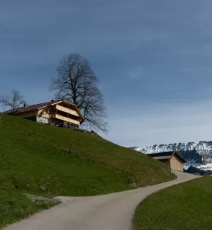 🔨🏡 Sanierung mit Liebe zum Detail – Ein neues Zuhause entsteht!  Ein altes Haus in neuem Glanz – genau das durften wir gemeinsam mit @Zimmerei Hirschi realisieren. ✨ Mit hochwertigem Handwerk, durchdachten Lösungen und viel Herzblut haben wir aus einem in die Jahre gekommenen Gebäude ein modernes, gemütliches Zuhause geschaffen.  💡 Unsere Schwerpunkte bei diesem Projekt: ✅ Nachhaltige Sanierung mit Holzbau ✅ Effiziente Raumgestaltung & natürliche Materialien ✅ Hochwertige Handwerkskunst bis ins kleinste 