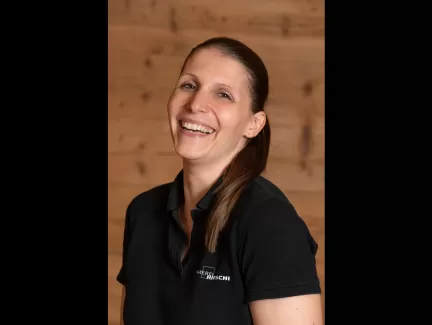 Brunner Franziska mit einem schwarzen Zimmerei Hirschi Polo Shirt
