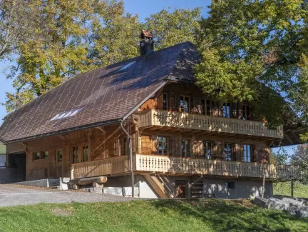Umbau Bauernhaus in Stauffenalp Röthenbach. Wunderschön kombiniert mit Altholz. Baudienstleistung von der Zimmerei Hirschi in perfektion umgesetzt. Kommunikation unter der Bauherrschaft, den neuen Mieter, die Mitspracherecht hatten und der Zimmerei Hirschi AG war nahezu perfekt. Verbaut wurde auch Schweizer Holz. Hier sehen wir eine Nutzung von der Kreislaufwirtschaft. Alte Materialien werden im neuen Bereich wieder eingesetzt. Dies obwohl wahrscheinlich die Bauherrschaft das Wort Kreislaufwirtschaft