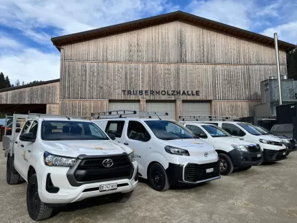 Ein Blick hinter die Kulissen – Ein unvergesslicher Tag bei Zimmerei Hirschi AG!  Unser Besuchstag für Verwandte und Bekannte war ein voller Erfolg! 🎉 Von den Kleinsten bis zu den Großen hatten alle eine fantastische Zeit. Unsere Mitarbeitenden konnten stolz zeigen, woran sie täglich arbeiten und ihre Liebsten durch die Werkstatt, Büros und den Pausenraum führen.  Highlights des Tages: 🔹 Persönliche Führungen durch die Werkstatt 🔹 Ein Kubb-Spiel, das jede Familie selbst herstellen konnte 🔹 Ein Gummihüpf