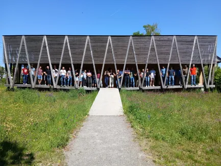 Wenn der Teamausflug ins eigene Gebäude führt. Letzten Freitag besuchte unser Team der Zimmerei Hirschi das Centre Albert Anker — und das neue Gebäude dort haben wir selbst als Truberholz hergestellt. Ein besonderes Gefühl, mit dem ganzen Team durch eine Tür zu gehen, die man selbst gebaut hat. Nach der Führung liessen wir den Abend beim Grillieren ausklingen. Kein Programm, kein Stress — einfach Zeit füreinander. Genau das stärkt ein Team. Danke an alle, die dabei waren. Und an jeden, der täglich mit Herzb