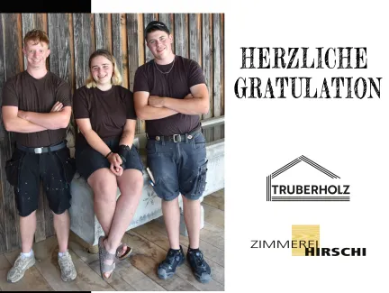 Für dieses Bild würde ich folgenden Alt-Text verwenden:  "Gratulationsplakat der Zimmerei Hirschi und Truberholz für drei erfolgreich abgeschlossene Lehrabschlüsse. Das Bild zeigt zwei junge Männer und eine junge Frau in Arbeitskleidung vor einer Holzfassade. Auf dem Plakat werden Lukas Jakob und Simon Gerber zum Abschluss als Zimmermann EFZ sowie Nicole Stucki zum Abschluss als Zimmerin EFZ beglückwünscht.