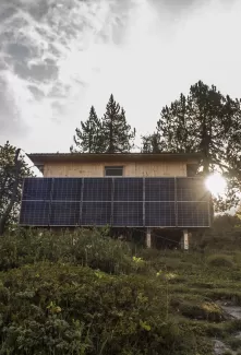 Neues Lagergebäude neben der SAC Doldenhornhütte. Das Material wurde mit dem Helikopter nach oben transportiert. Unter der Leitung von Rudolf Wüthrich konnte das Gebäude erfolgreich aufgestellt werden. Das Gebäude ist Solarbetrieben.
