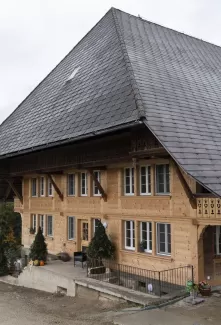 Wir freuen uns, unser neuestes Projekt mit euch zu teilen: die Sanierung des Wohnteils eines wunderschönen alten Bauernhauses. Mit viel Liebe zum Detail haben wir alte Materialien restauriert und wiederverwendet, um den einzigartigen Charme dieses Hauses zu bewahren und gleichzeitig modernen Wohnkomfort zu schaffen. 🔨 Unsere Philosophie: Nachhaltigkeit und Tradition stehen bei uns im Mittelpunkt. Altes bewahren und mit neuen, hochwertigen Materialien kombinieren – so schaffen wir einzigartige Wohnräume