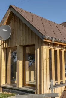 Bei unserem jüngsten Umbauprojekt haben wir uns für die ausschließliche Verwendung von einheimischem Holz entschieden. Jedes Detail wurde sorgfältig geplant und von unserem Team in der Zimmerei Hirschi handgefertigt. Mit unserer langjährigen Erfahrung und Leidenschaft für nachhaltige Bauweise konnten wir erneut ein Projekt erfolgreich abschließen.  **Ihre Vorteile:** - Verwendung von lokalem, nachhaltigem Holz - Präzise Handwerkskunst - Maßgeschneiderte Lösungen für Ihr Bauvorhaben