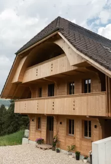 𝗦𝗮𝗻𝗶𝗲𝗿𝘂𝗻𝗴 𝗲𝗿𝗳𝗼𝗹𝗴𝗿𝗲𝗶𝗰𝗵 𝗮𝗯𝗴𝗲𝘀𝗰𝗵𝗹𝗼𝘀𝘀𝗲𝗻!  Wir sind stolz, die Sanierung dieses wunderschönen Wohnhauses erfolgreich abgeschlossen zu haben! ✨ Mit viel Liebe zum Detail und handwerklicher Präzision hat unser Team der 𝗭𝗶𝗺𝗺𝗲𝗿𝗲𝗶 𝗛𝗶𝗿𝘀𝗰𝗵𝗶 𝗔𝗚 das Haus von Grund auf modernisiert – von der Fassade bis zum Dach!  Das Ergebnis: Mehr Wohnkomfort, eine energieeffiziente Struktur und ein frischer Look, der sich sehen lassen kann!